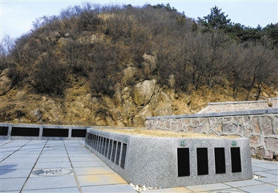 3月26日，延庆某陵园内的“花草葬”，存放骨灰不多，墓碑都是空白的。