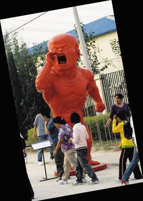 拖着花圈表演行为艺术《宋庄》,以此来表达他们心中乌托邦梦想