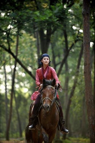 滚动新闻 > 正文      戏里,离歌笑是"一枝梅"的老大,让燕三娘,贺小梅