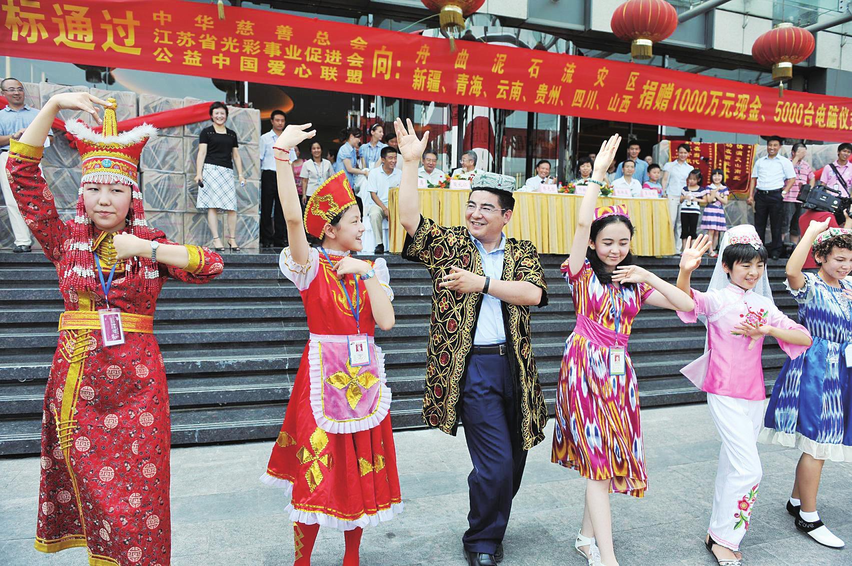 中国首善陈光标再献爱心并呼吁企业家向舟曲灾区捐款_滚动新闻_新浪财经_新浪网