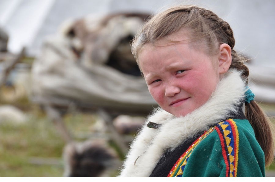 彪悍生吃鹿肉的西伯利亚土著居民图
