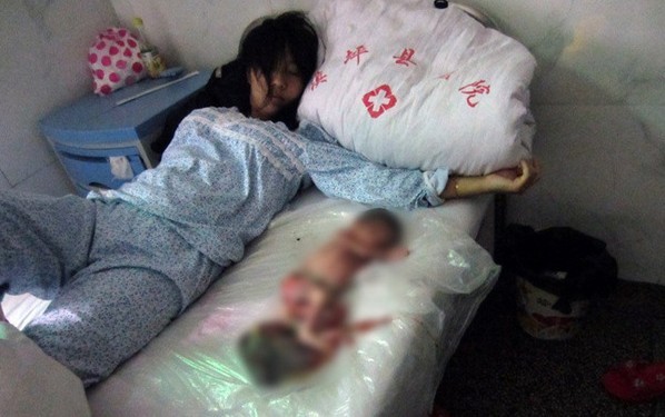 陕西3名基层官员因强制孕妇引产被停职 曾短信称家属大意了
