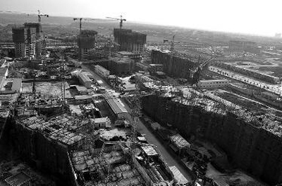 日,张柏芝出席开盘仪式,左边是陕西益丰置业发展有限公司董事长吴栓牢