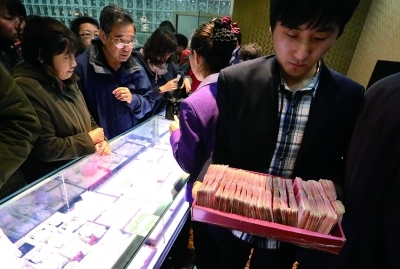 贵金属 >  大宗商品市场重挫 > 正文  国际金价止跌回升 市民抢购热情