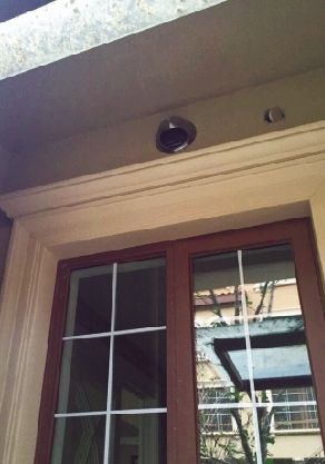 武汉纳帕溪谷部分别墅烟道设计不合理,处于窗框的正上方.