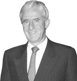 poos),出生于1935年6月3日,卢森堡资深政治家,经济学博士,1976年至