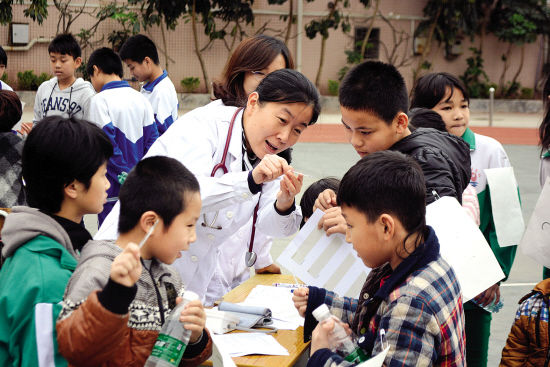 在5月份举行的一次活动中,一名医生与学生们分享职场经验.