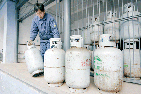 按国家有关法律法规规定,正规气瓶在出厂时必须具备设计,制造合格证