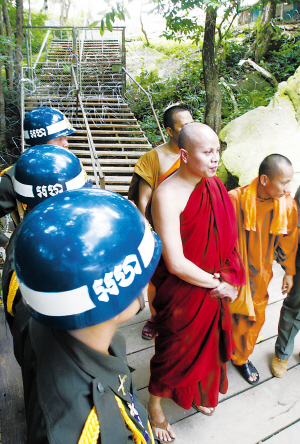 滚动新闻 正文   柬埔寨士兵   图为:在柏威夏寺附近柬埔寨与泰国交界