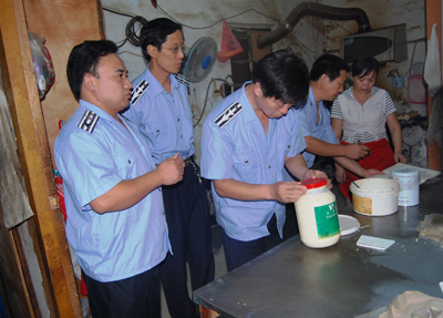 執法人員正在檢查食品加工小作坊使用的食品添加劑.高懷宗