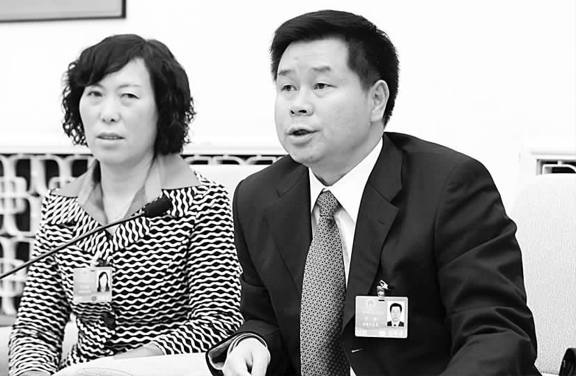 来自甘肃的全国人大代表许海(右)建议尽快建立金融机构破产制度