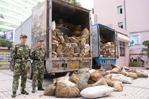 官兵查获的装满成品柴油改装油罐车(中国经济网记者李洽源,通讯员林