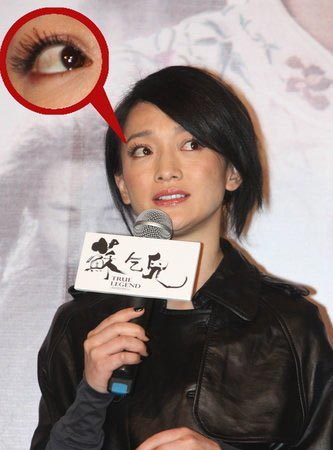 周迅劳累过度眼泛血丝 皮衣遮腹添怀孕疑云