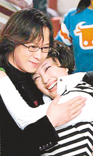 刘晓庆否认与阿峰离婚 妹夫:离婚是无稽之谈!