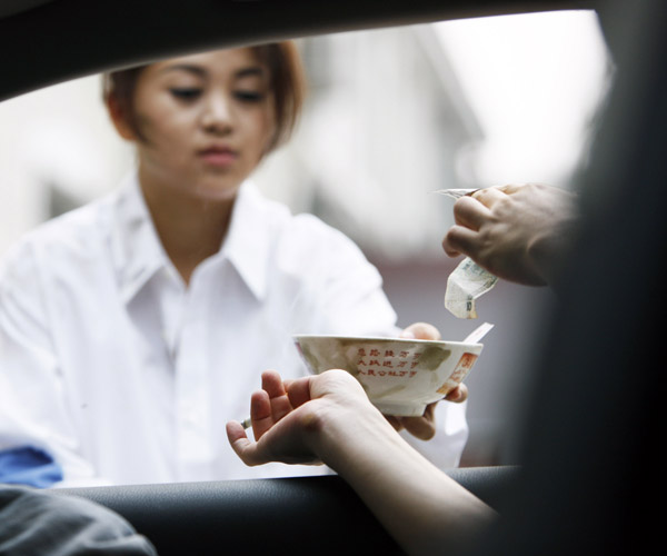 12月28日,北京,雪村娇妻俞晴沿街乞讨愈演愈烈,不论网友的反应如何