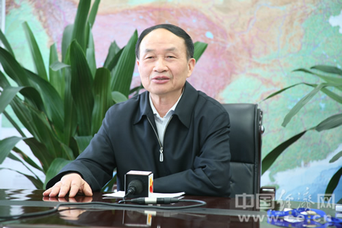 华士飞委员:调整产业结构 加快发展步伐