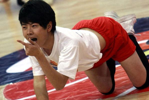 视频:裤袜男变身篮球宝贝妖娆"夏姐"雷翻全场