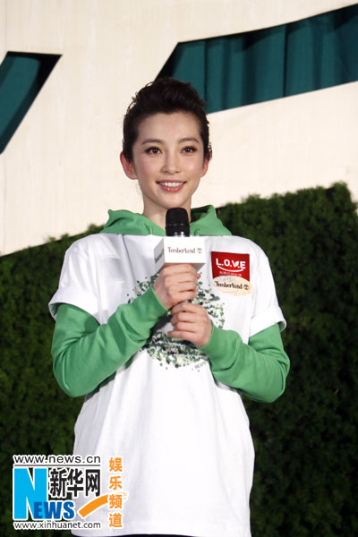 李冰冰冒雨植树支持环保 谈起灾区潸然泪下图