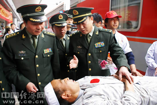 84名玉树地震伤员乘专列赴兰州治疗