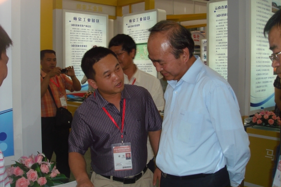 省工业和信息化委员会刘绍忠主任视察砚山县工业园区展馆