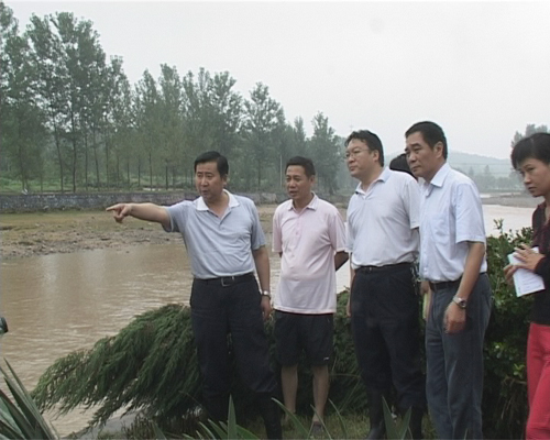 书记黄兴维,副市长姚龙其一行在县领导莫中厚,孙伟的陪同下深入桐柏县