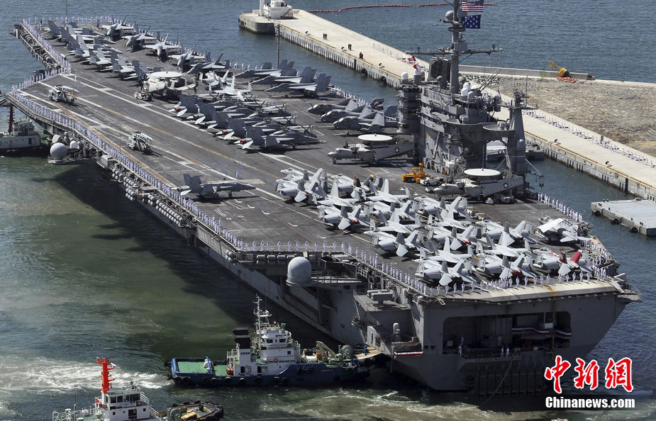 高清图集:美军华盛顿号航母抵韩国军港