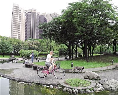 台北市街边的市民广场(图)