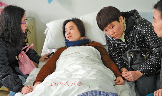 朋友纷纷来到医院探望其妻子蔡瑞贤 羊城晚报记者 黄巍俊 摄"民警刘