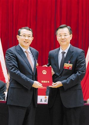 南山区委书记,区人大常委会主任姜建军(右)为新当选的区长王强(左)