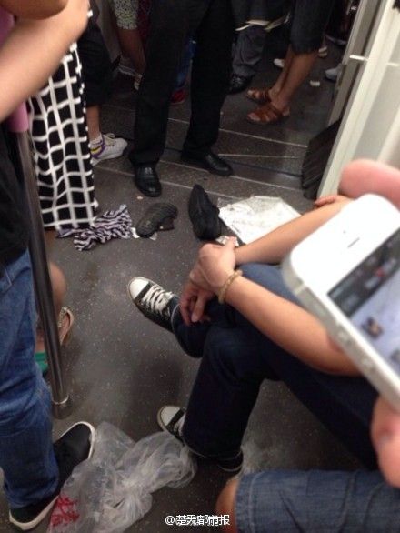 地铁两男子因抢座打斗引乘客恐慌(图)