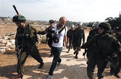 她是第一个报道阿勒颇轰炸的记者;美国记者弗利被极端组织isis斩首