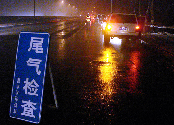 本市多部门联合行动夜查货车尾气超标和道路遗撒