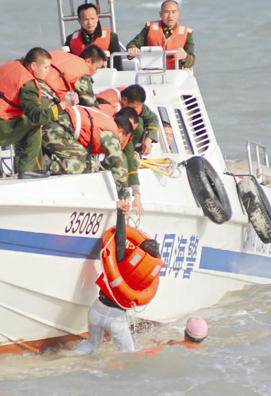 退伍军人顶着海浪连救2人 新浪网