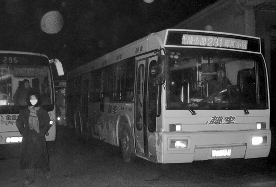 凌晨四时231路公交车已经暖和了-25℃严寒中,市民出行咋这么温暖?