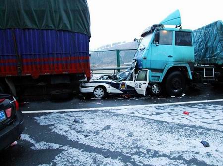 《驚心動魄的圖組:風雪中車禍經歷》