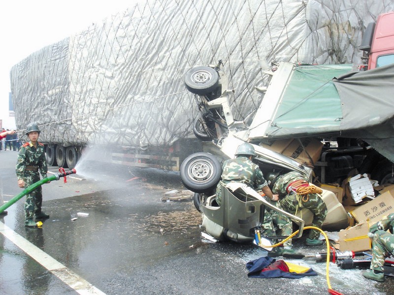 沈海高速:五车连环撞 小货车"倒立"
