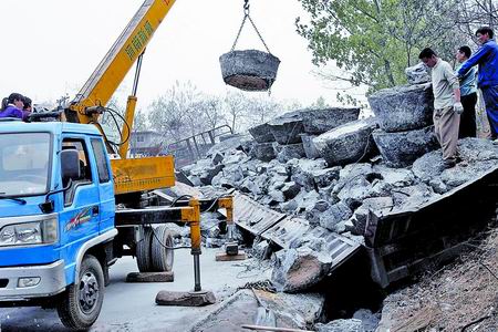 刹车刹得轮胎失火一车电石甩进路沟