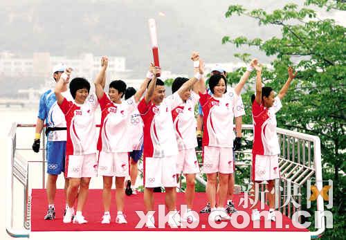 夫妻传圣火激吻倾古城