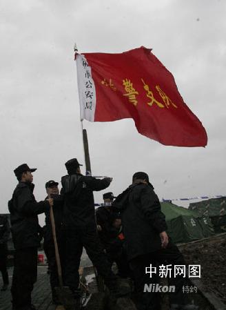 广东特警兵分数路灾区赴援图