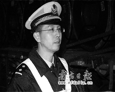 江门交警支队高速一大队二中队交警谢嵩生前在工作中.