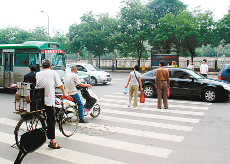 環城北路西閘口,車來車往,行人過個馬路簡直太難了.