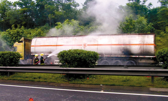 槽罐車高速路上起火