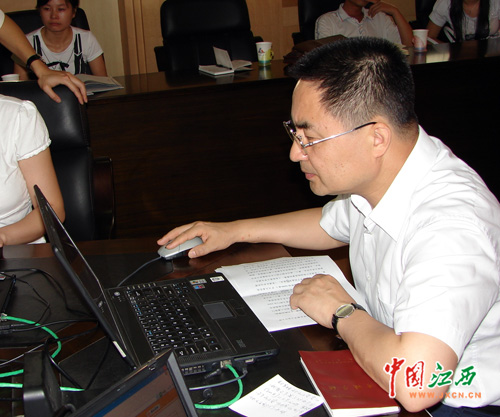 揭赣元:人事工作要贴近群众 并接受网友监督