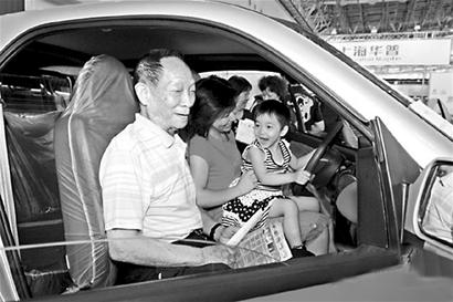 袁隆平看一眼奔驰 被网上传成"要买奔驰"