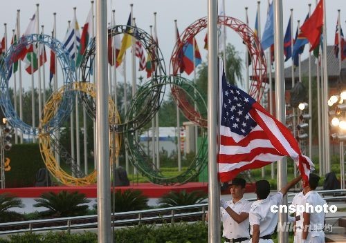 北京奥运村5日迎来升旗高潮一共升起32面国旗