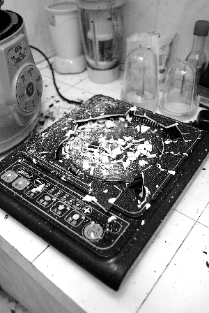 爆炸的威力强大,伤者额头受伤比较严重.