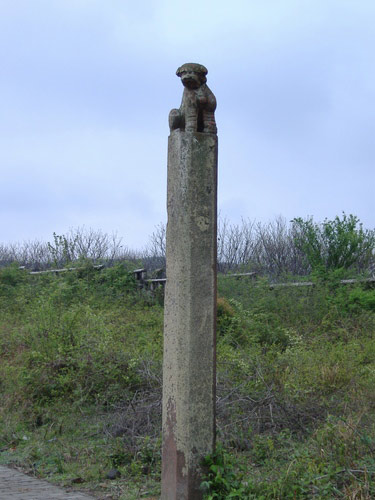 杨士奇墓前的华表.杨士奇墓前官俑.