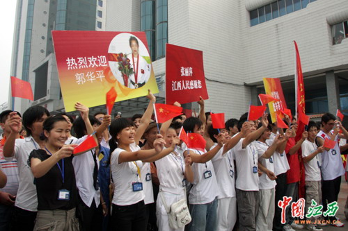 来自各地的人们夹道欢迎残奥英雄凯旋(江西网记者 沈德森 摄)