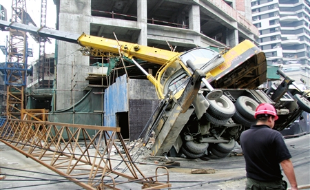 40米塔臂垮塌 掀翻施工大吊车