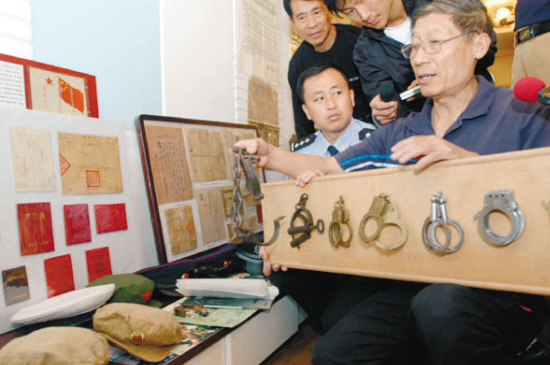 "百年警察史"全在老刘家